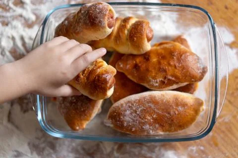 The child took the pie from the table. close-up Stock-Fotos