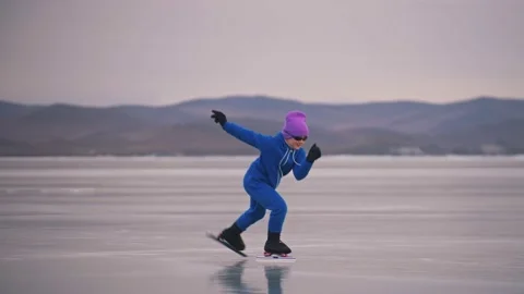 The child train on ice professional speed skating. The girl skates in the winter Vidéo 149592766