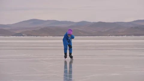 The child train on ice professional speed skating. The girl skates in the winter Vidéo 149593895