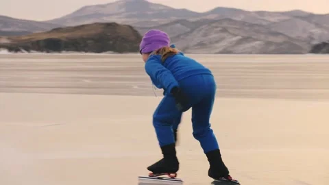The child train on ice professional speed skating. The girl skates in the winter Vidéo 168282572