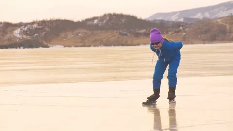 The child train on ice professional speed skating. The girl skates in the winter 스톡 동영상 168542201