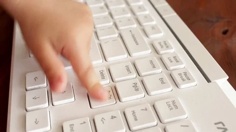 Child typing 스톡 동영상 76680487