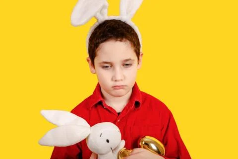 The child is upset that the Easter holiday will be canceled Foto stock