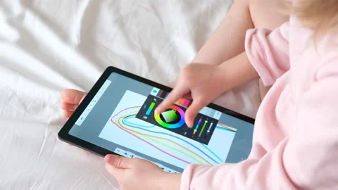 Child Use tablet for drawing  Vidéo 201246859
