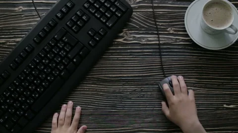 The child uses a mouse kompyutornuyu Stock Footage 63045341