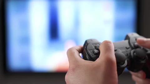 Child using a controller while playing Vidéo 219164508