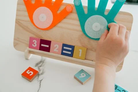 Child using counting board Stockfoto's