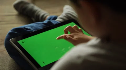 Child using a digital tablet PC with green screen Vídeo Stock 50593462