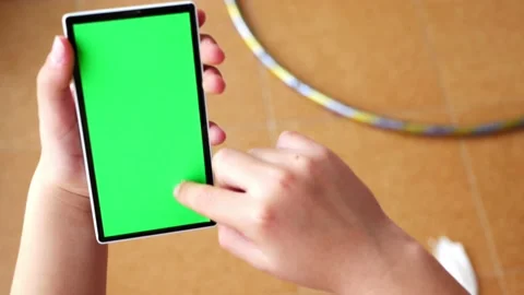 Child using a smartphone with a green screen 스톡 동영상 171861653
