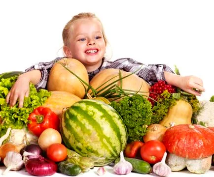 Child with vegetable on kitchen. Foto stock