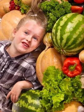 Child with vegetable on kitchen. Foto stock