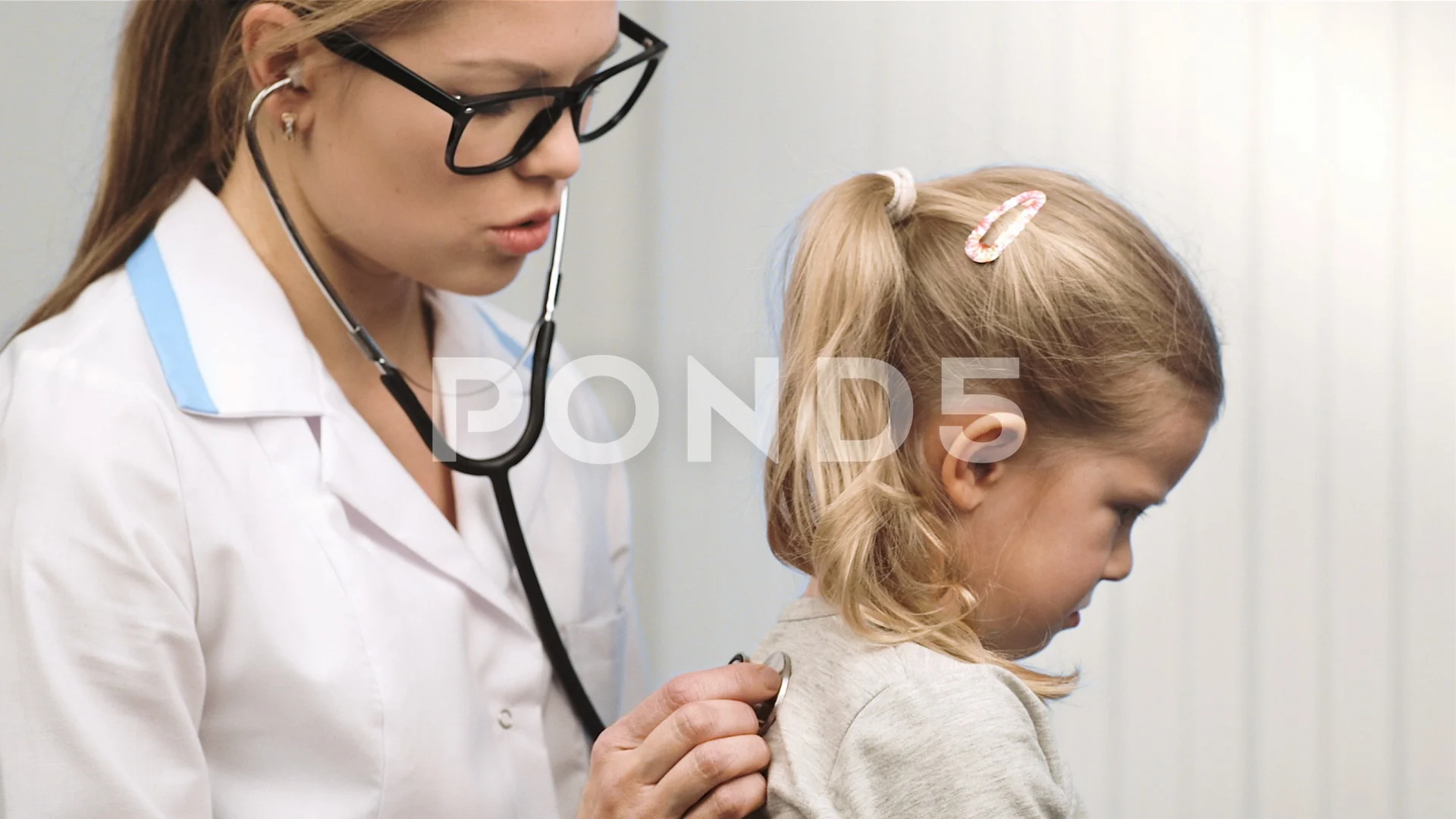 Я обратилась к врачу слушать. Педиатр. Доктор для детей. Ребенок с фонендоскопом. Врач слушает ребенка.
