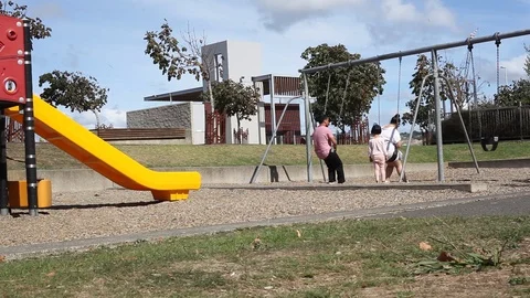 Child Waiting for Swing Vidéo 105213970