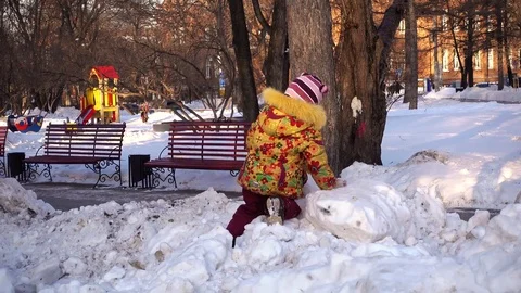 Child on a walk in the winter park. Video stock 85459722