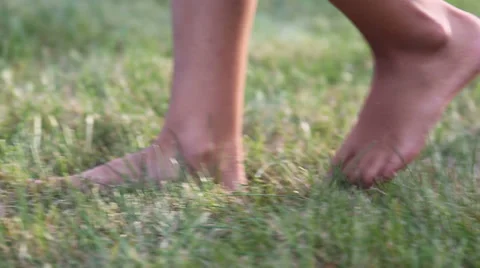 Child walking barefoot 動画素材 34666625