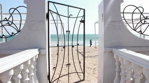 Child walking on a beach Vídeo Stock 61589817