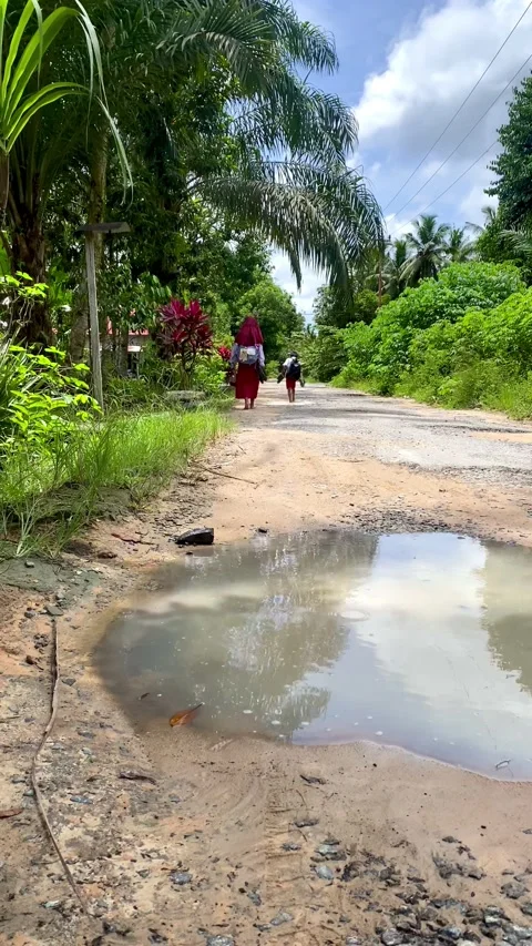 Child is walking 库存影片 218418939