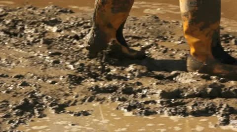 Child walking in mud with gumboots. Vidéo 10864843