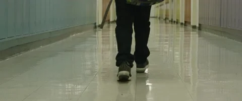 Child Walking Through Hallway Vidéo 133466450