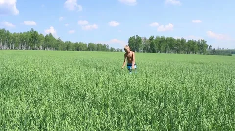 A child walks in a field of grain Vidéo 63145780