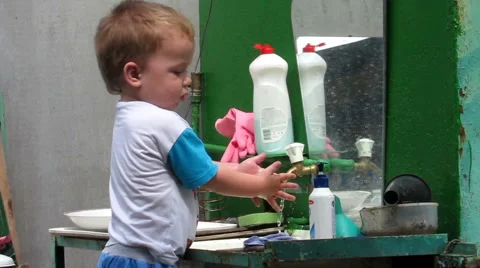Child washes his hand Stock Footage 64658590