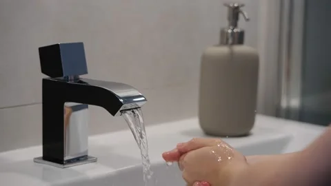 The child washes his hands under running water Vídeos de archivo 158643624