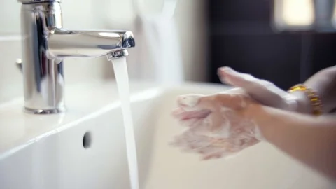 Child washing hands with soap 库存影片 126978082