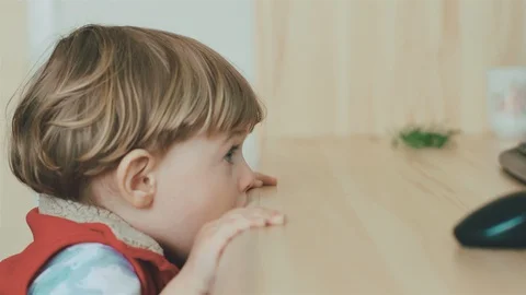 Child watching TV, close up face of little boy, kid eyes. Vídeos de archivo 128747844