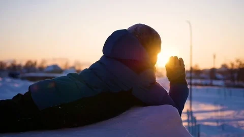 A child waves the hand in winter Park, in the background of the sunset. snow Vidéo 72038691