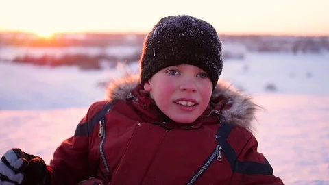 A child waves the hand in winter Park, in the background of the sunset Vídeo Stock 73484531