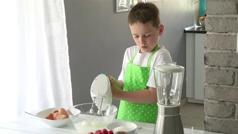 Child whipping egg whites 스톡 동영상 76533544