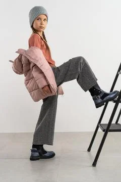Child in winters clothes in studio Stockfoto's
