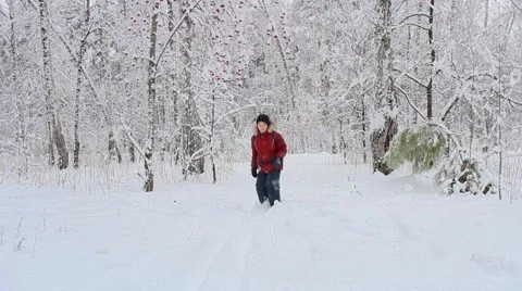 Child in the Woods in winter 库存影片 58956817