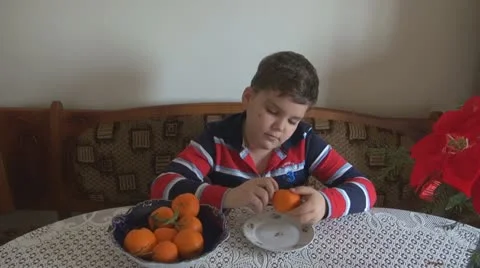 Child.Boy eating an orange. Vídeos de archivo 22422162