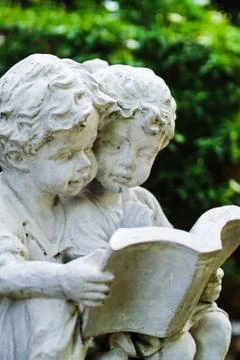 Childen stone reader Foto stock