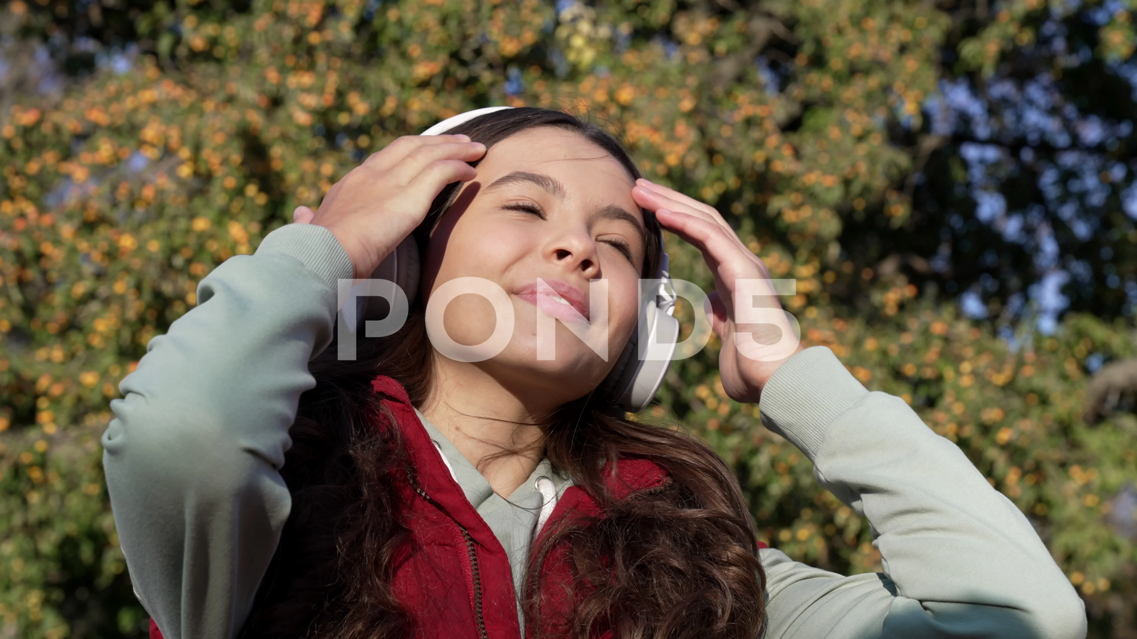 Wireless headphones teenage online girl