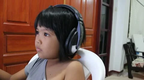 Childraen Playing Computer Stock-Footage 20211446