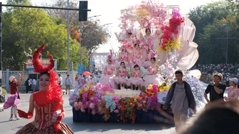 Children and adults on flower float waving Vidéo 344720347