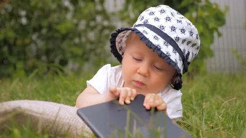 Children and new technologies Video stock 99339701