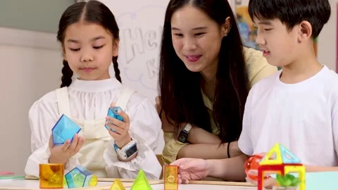 Children and Teacher Engaged in Creative STEM Block Activity Vídeo Stock 324882896