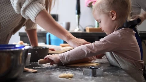 Children in aprons surround the table each learning to make dough with rolling Vidéo 291615670