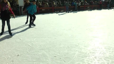 Children are ice skating. Vídeos de archivo 58861696