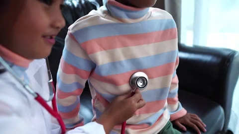 The children are taking on the role of doctors treating the sick. Stockbeeldmateriaal 221698474