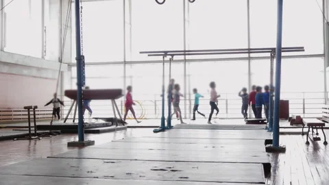 Children are training in the old hall of gymnastics Video stock 87147966