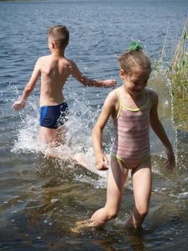 Children bathe in the river Foto stock