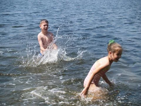 Children bathe in the river Stock-Fotos