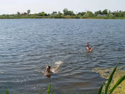 Children bathe in the river Foto stock