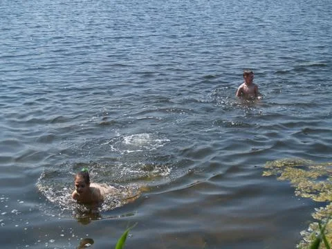 Children bathe in the river Stock-Fotos