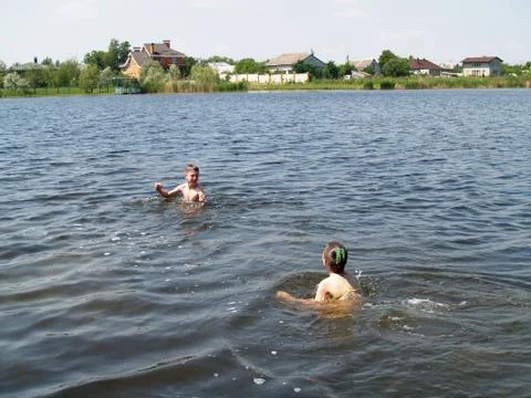 Children bathe in the river Foto stock