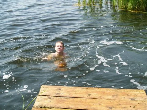 Children bathe in the river Foto stock